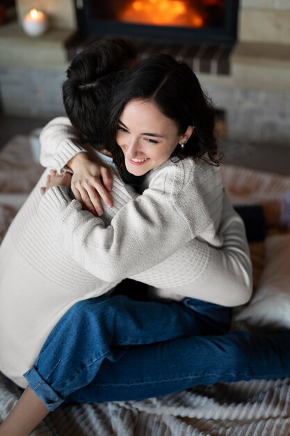 Pareja sonriente de alto ángulo abrazándose