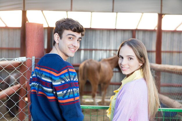 Pareja sonriente con un caballo