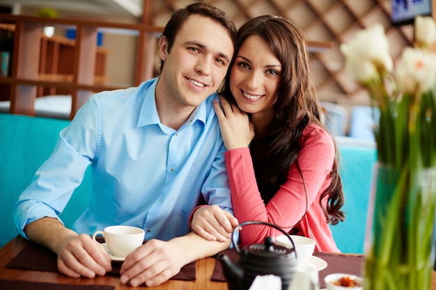 Pareja sonriente en un café