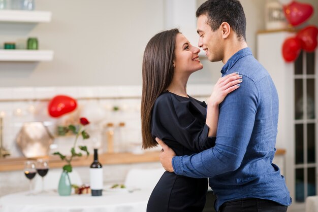 Pareja sonriente celebrando el día de San Valentín con espacio de copia