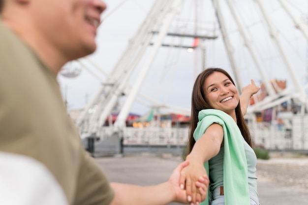 Foto gratuita pareja sonriente en la ciudad