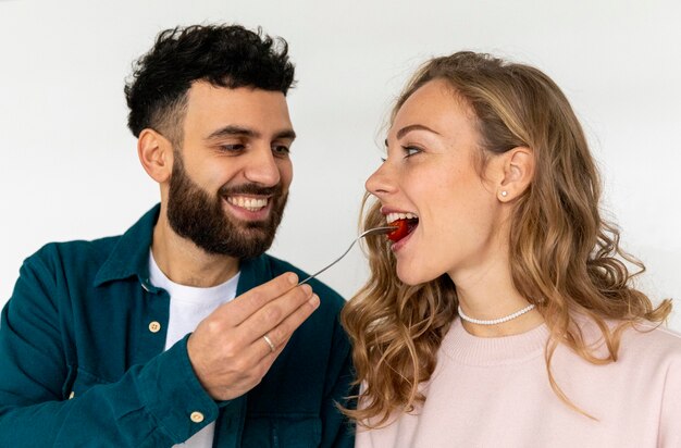 Pareja sonriente cocinando juntos en casa