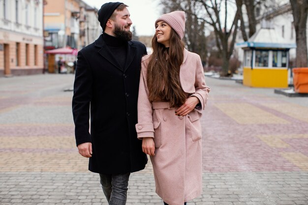 Pareja sonriente cogidos de la mano