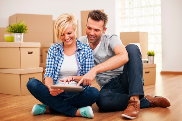 Pareja sonriente comprando muebles nuevos para su hogar