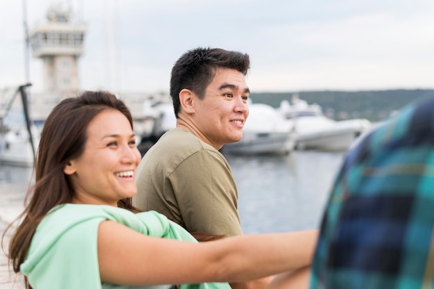 Foto gratuita pareja sonriente conociendo a sus amigos al aire libre