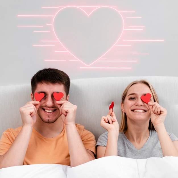 Foto gratuita pareja sonriente en el día de san valentín