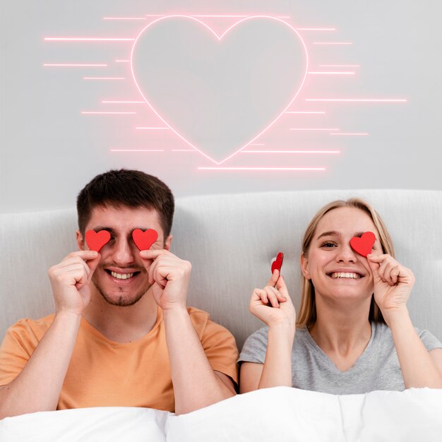 Pareja sonriente en el día de san valentín