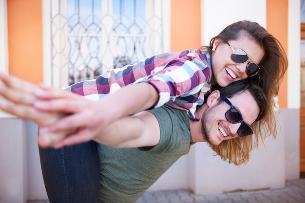 Foto gratuita pareja sonriente disfrutando en la ciudad