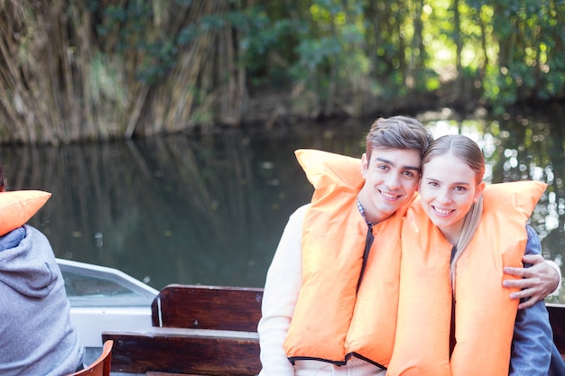 Foto gratuita pareja sonriente disfrutando de la excursión