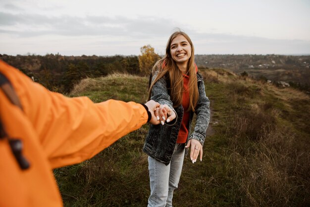 Pareja sonriente disfrutando de un viaje por carretera juntos