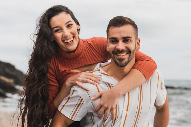 Foto gratuita pareja sonriente divirtiéndose