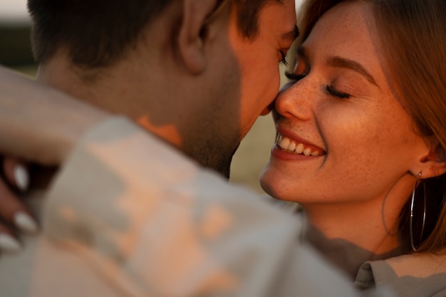 Pareja sonriente enamorada vista lateral