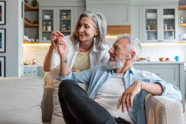 Foto gratuita pareja sonriente en interiores tiro medio