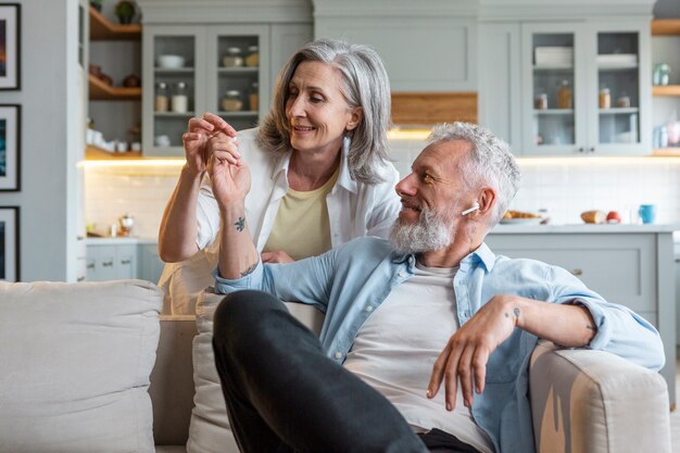 Pareja sonriente en interiores tiro medio