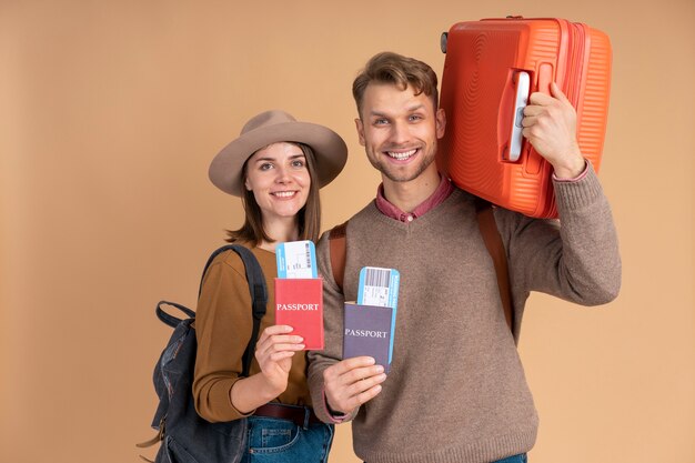 Pareja sonriente lista para viajar con equipaje