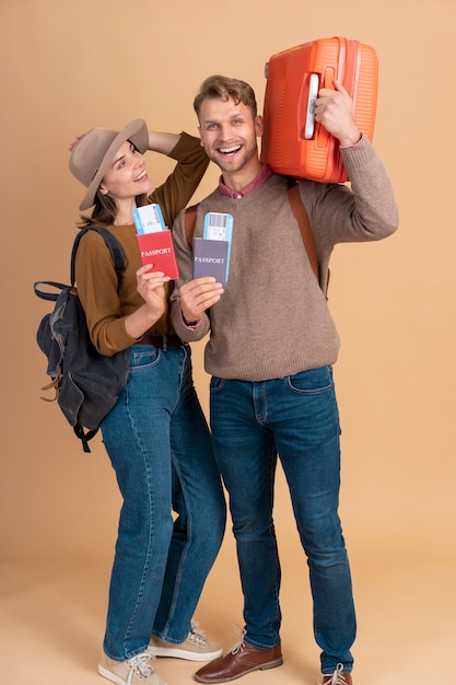 Pareja sonriente lista para viajar con equipaje