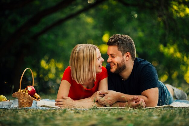 Pareja sonriente mirando el uno al otro