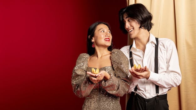 Pareja sonriente mirándose para año nuevo chino