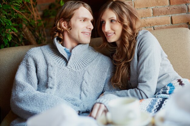 Pareja sonriente mirándose románticamente