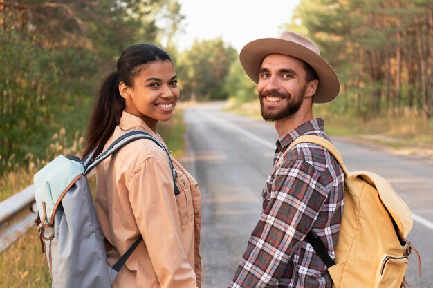 Pareja sonriente, mirar atrás