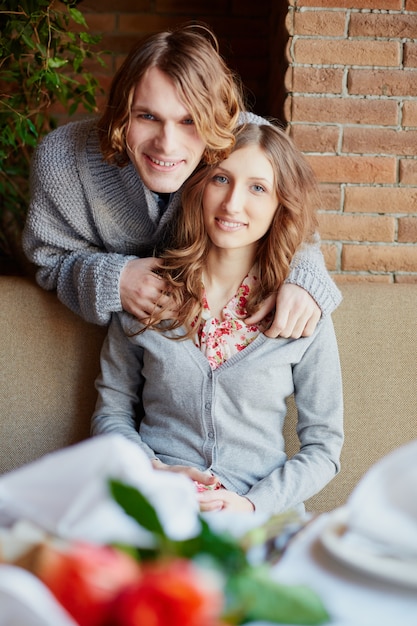 Pareja sonriente pasando un buen rato