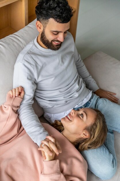 Pareja sonriente pasar tiempo juntos en casa