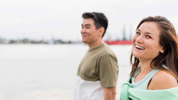 Pareja sonriente en un paseo juntos