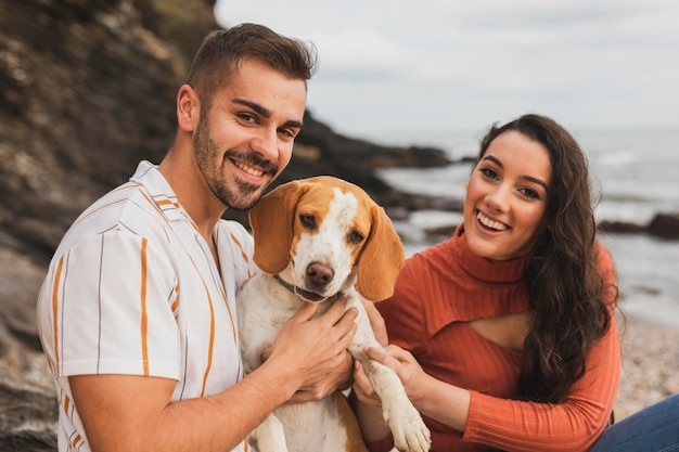 Pareja sonriente con perro