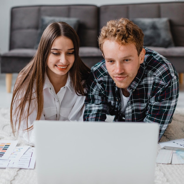 Foto gratuita pareja sonriente planeando juntos redecorar la casa