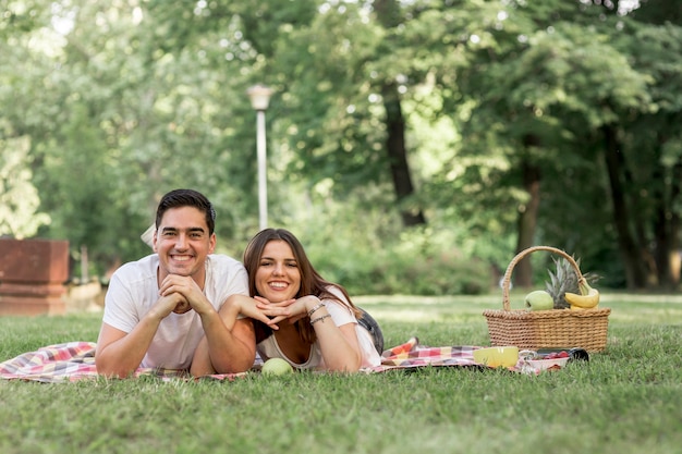 Pareja sonriente posando para la cámara