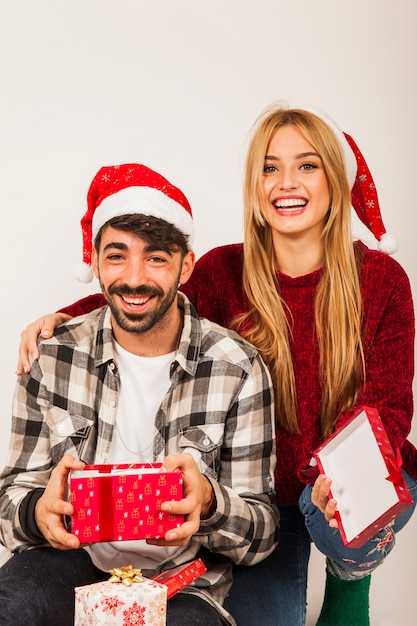 Pareja sonriente recibiendo regalos