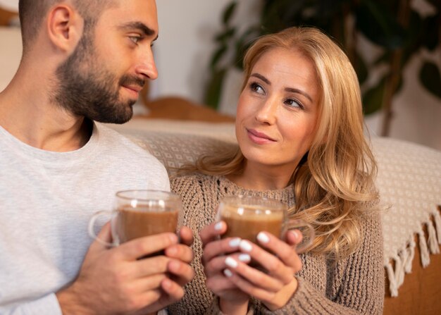 Pareja sonriente sosteniendo bebidas