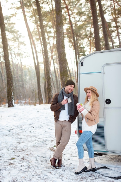 Pareja sonriente de tiro completo al aire libre