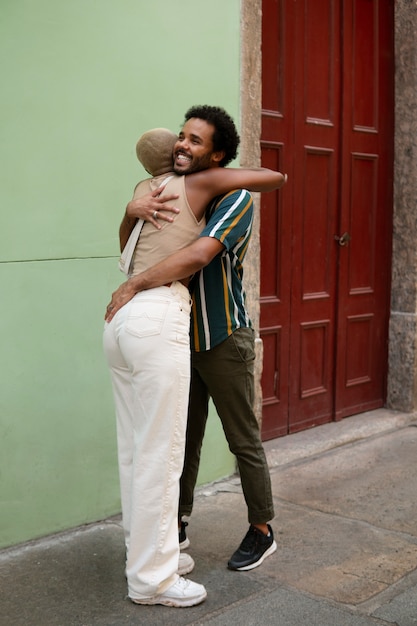 Pareja sonriente de tiro completo al aire libre