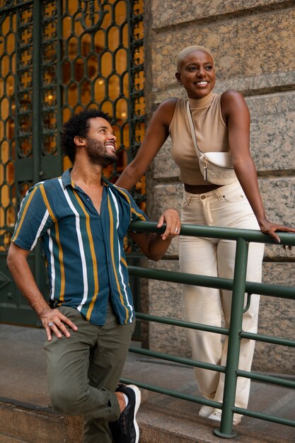 Pareja sonriente de tiro completo al aire libre