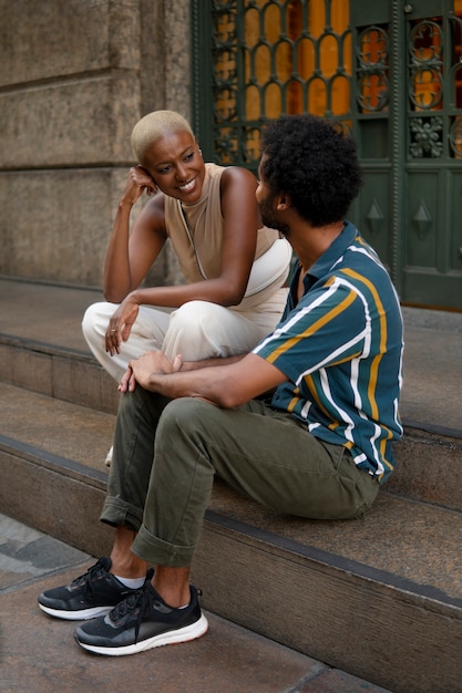 Foto gratuita pareja sonriente de tiro completo al aire libre