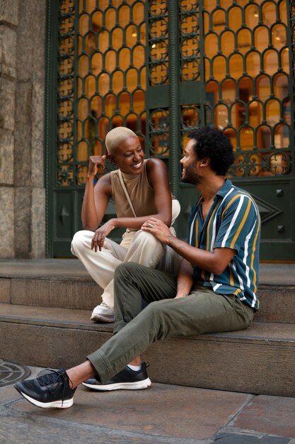 Pareja sonriente de tiro completo al aire libre