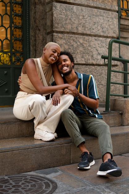 Foto gratuita pareja sonriente de tiro completo al aire libre