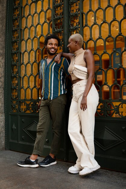 Pareja sonriente de tiro completo al aire libre