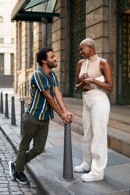 Foto gratuita pareja sonriente de tiro completo al aire libre