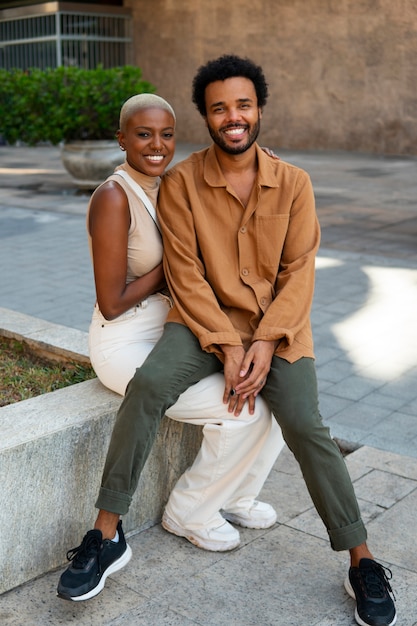 Foto gratuita pareja sonriente de tiro completo al aire libre