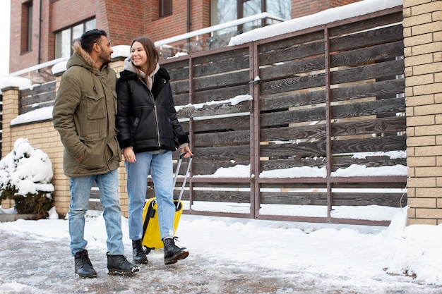 Foto gratuita pareja sonriente de tiro completo caminando al aire libre