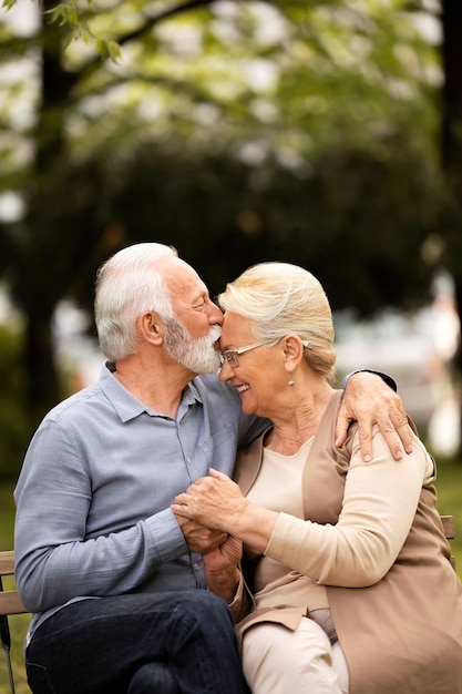 Pareja sonriente de tiro medio al aire libre