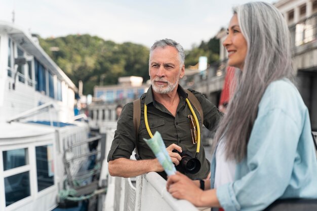 Pareja sonriente de tiro medio al aire libre