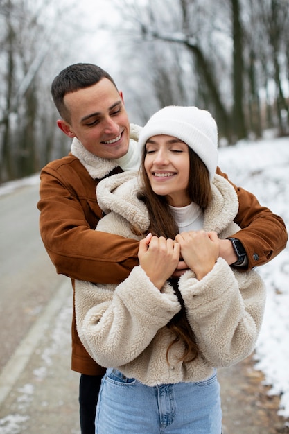 Foto gratuita pareja sonriente de tiro medio al aire libre