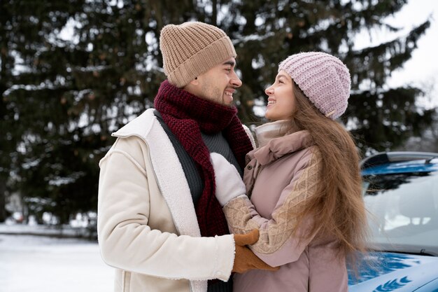 Pareja sonriente de tiro medio al aire libre