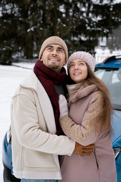 Foto gratuita pareja sonriente de tiro medio al aire libre