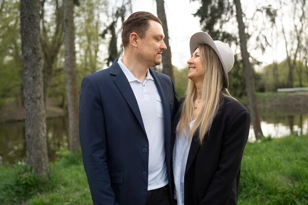 Pareja sonriente de tiro medio al aire libre