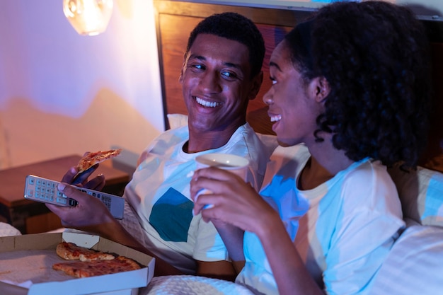 Foto gratuita pareja sonriente de tiro medio en casa