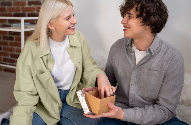 Foto gratuita pareja sonriente de tiro medio en casa